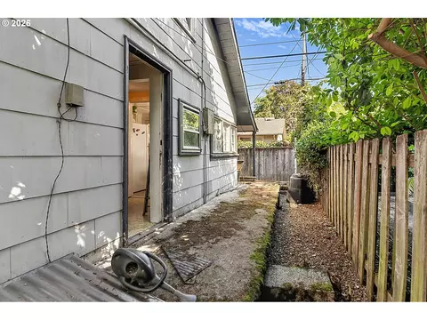 Exterior - 963 Madison St, Eugene, OR 97402 photo 5 of 8