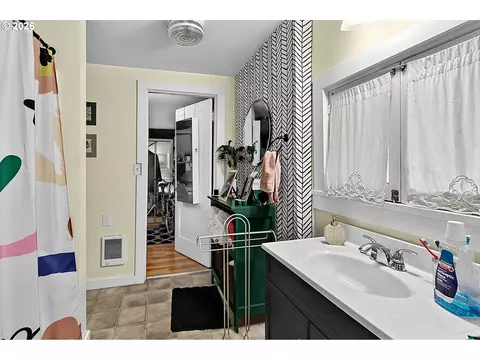 Bath - 963 Madison St, Eugene, OR 97402 photo 3 of 4
