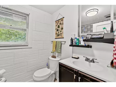 Bath - 963 Madison St, Eugene, OR 97402 photo 1 of 4