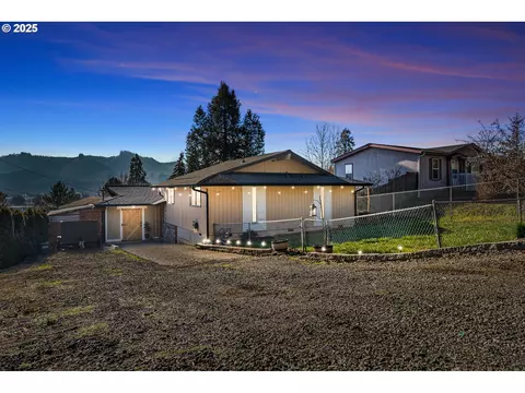 348 E Sixth Ave, Sutherlin, OR 97479