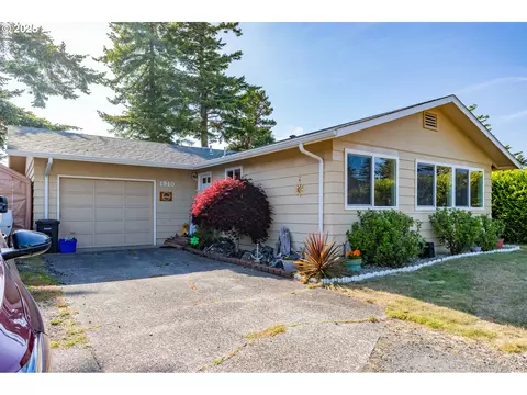 1910 Lincoln St, North Bend, OR 97459