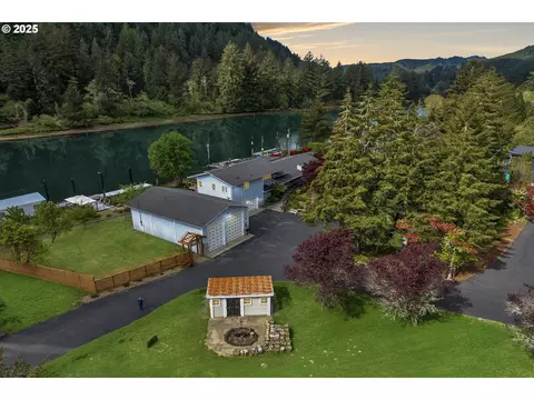 9202 Phey Ln, Florence, OR 97439