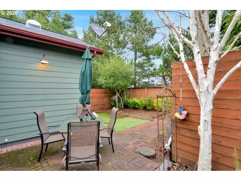 Exterior - 1630 38th Loop, Florence, OR 97439 photo 7 of 9