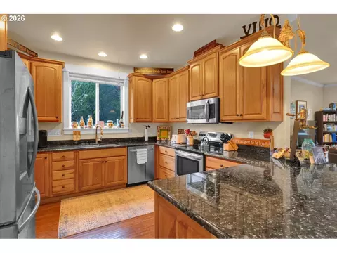 Kitchen - 1630 38th Loop, Florence, OR 97439 photo 2 of 6