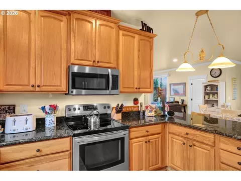 Kitchen - 1630 38th Loop, Florence, OR 97439 photo 4 of 6