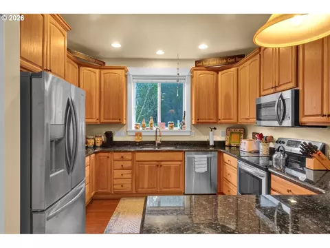Kitchen - 1630 38th Loop, Florence, OR 97439 photo 5 of 6
