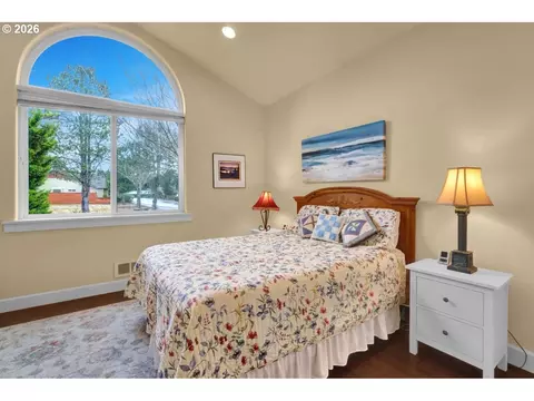 Bedroom - 1630 38th Loop, Florence, OR 97439 photo 1 of 4
