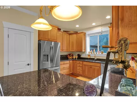 Kitchen - 1630 38th Loop, Florence, OR 97439 photo 3 of 6