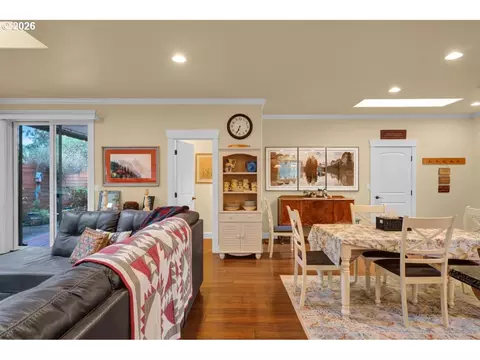 Dining - 1630 38th Loop, Florence, OR 97439 photo 2 of 2