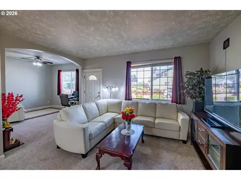 Living - 4199 Geranium Loop, Salem, OR 97305 photo 2 of 3