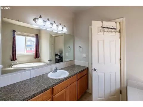 Bath - 4199 Geranium Loop, Salem, OR 97305 photo 4 of 8