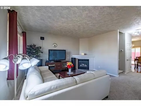 Living - 4199 Geranium Loop, Salem, OR 97305 photo 1 of 3