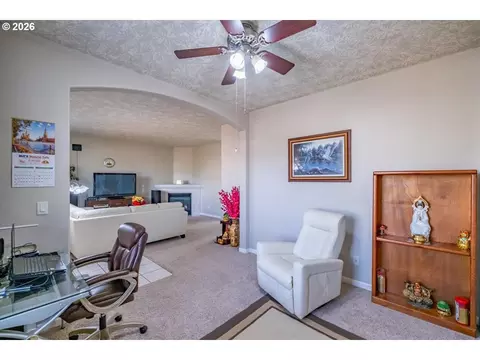 Living - 4199 Geranium Loop, Salem, OR 97305 photo 3 of 3