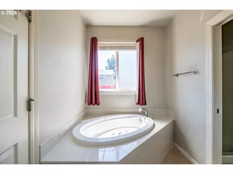Bath - 4199 Geranium Loop, Salem, OR 97305 photo 3 of 8