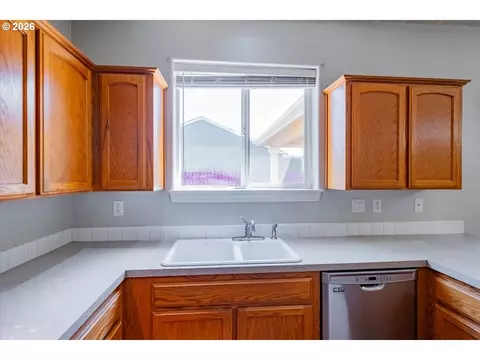 Kitchen - 4199 Geranium Loop, Salem, OR 97305 photo 4 of 4