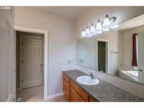 Bath - 4199 Geranium Loop, Salem, OR 97305 photo 2 of 8