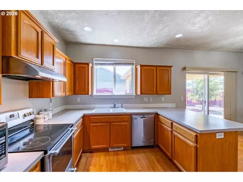 Kitchen - 4199 Geranium Loop, Salem, OR 97305 photo 2 of 4