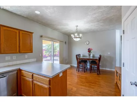 Dining - 4199 Geranium Loop, Salem, OR 97305 photo 1 of 1