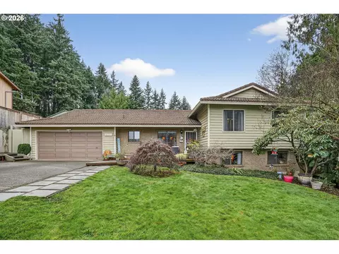 17110 Parkers Dr, Gladstone, OR 97027