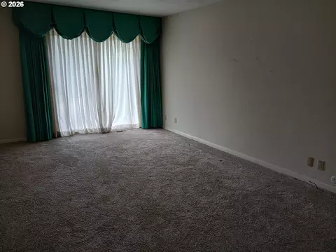 Living - 2872 Sarah Ln, Eugene, OR 97408 photo 1 of 1