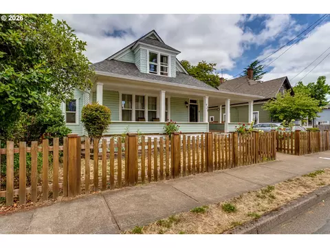 928 W Main St, Cottage Grove, OR 97424