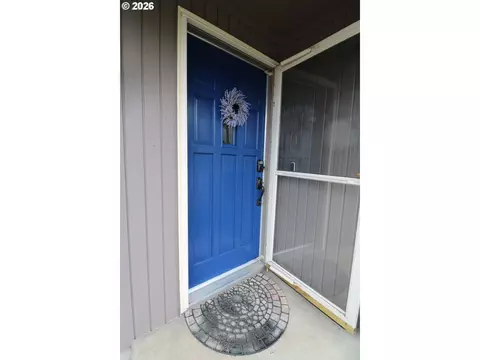 Entry Way - 1419 T St, Springfield, OR 97477 photo 1 of 2