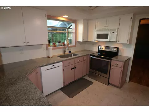 Kitchen - 1419 T St, Springfield, OR 97477 photo 1 of 3