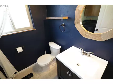Bath - 1419 T St, Springfield, OR 97477 photo 1 of 3
