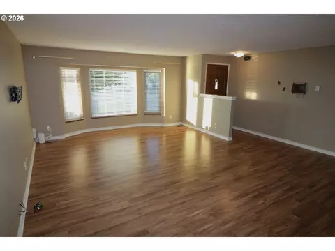 Living - 1419 T St, Springfield, OR 97477 photo 2 of 4