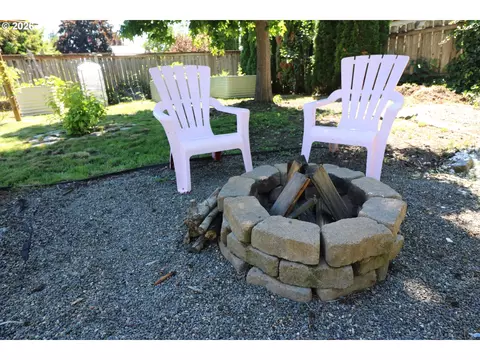 Exterior - 1419 T St, Springfield, OR 97477 photo 7 of 9