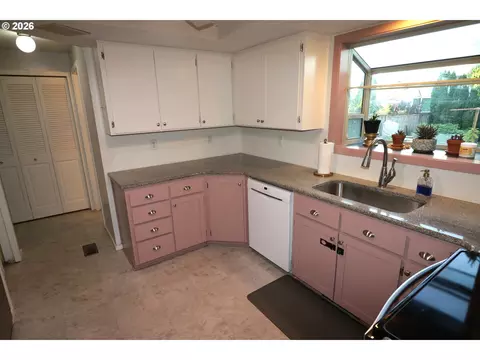 Kitchen - 1419 T St, Springfield, OR 97477 photo 2 of 3