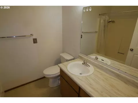 Bath - 1419 T St, Springfield, OR 97477 photo 3 of 3