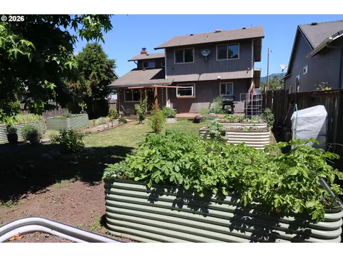 Exterior - 1419 T St, Springfield, OR 97477 photo 6 of 9