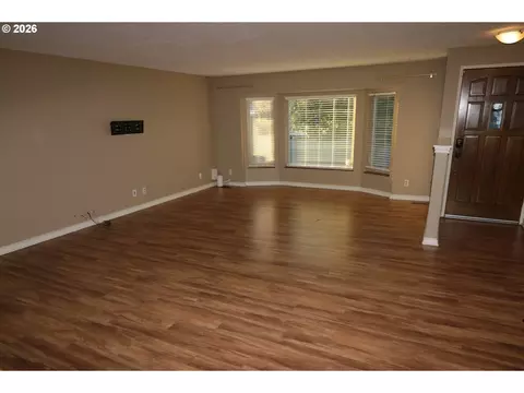 Living - 1419 T St, Springfield, OR 97477 photo 1 of 4