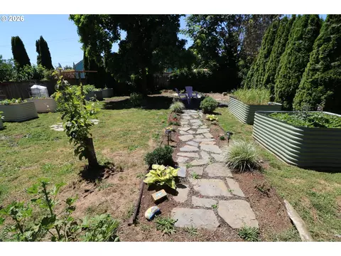 Exterior - 1419 T St, Springfield, OR 97477 photo 8 of 9