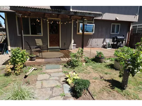 Exterior - 1419 T St, Springfield, OR 97477 photo 3 of 9
