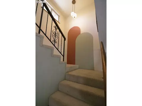 Entry Way - 1419 T St, Springfield, OR 97477 photo 2 of 2