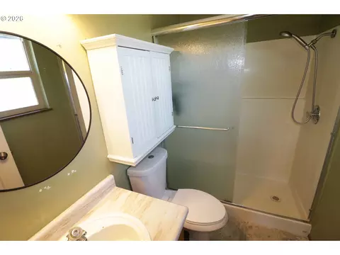 Bath - 1419 T St, Springfield, OR 97477 photo 2 of 3