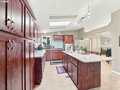 Kitchen - 1193 N Juniper St, Canby, OR 97013 photo 4 of 4