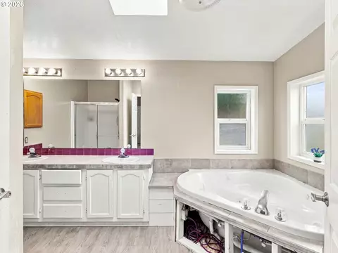 Bath - 1193 N Juniper St, Canby, OR 97013 photo 4 of 5