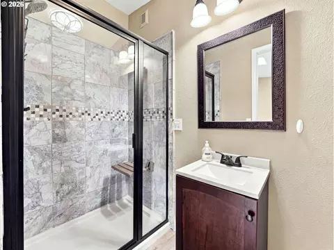 Bath - 1193 N Juniper St, Canby, OR 97013 photo 2 of 5