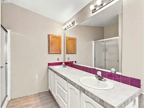 Bath - 1193 N Juniper St, Canby, OR 97013 photo 5 of 5