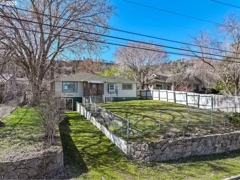 1908 W 10th St, The Dalles, OR 97058