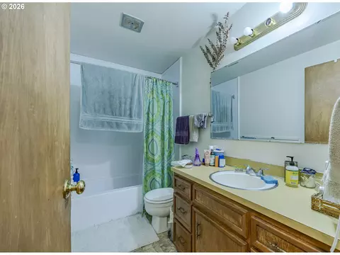 Bath - 2209 Cal Young Rd, Eugene, OR 97401 photo 1 of 1