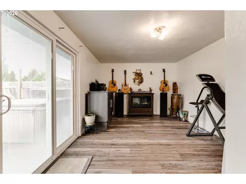 Living - 4205 Daisy St, Springfield, OR 97478 photo 1 of 1