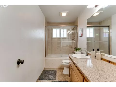 Bath - 4205 Daisy St, Springfield, OR 97478 photo 2 of 2