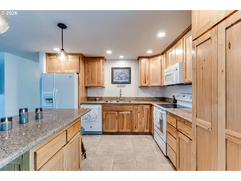 Kitchen - 4205 Daisy St, Springfield, OR 97478 photo 2 of 4