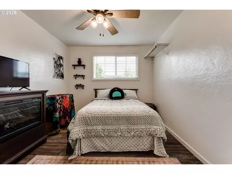 Bedroom - 4205 Daisy St, Springfield, OR 97478 photo 2 of 7
