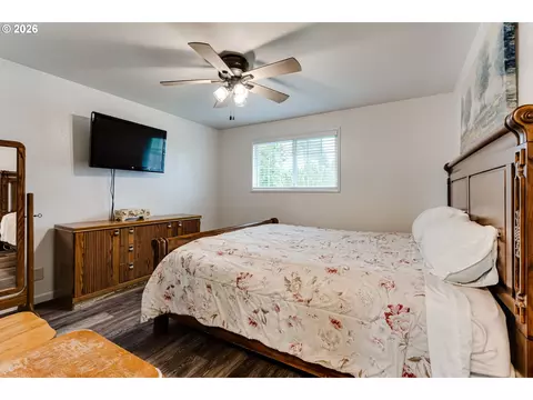 Bedroom - 4205 Daisy St, Springfield, OR 97478 photo 4 of 7