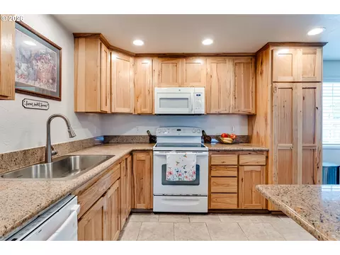 Kitchen - 4205 Daisy St, Springfield, OR 97478 photo 3 of 4